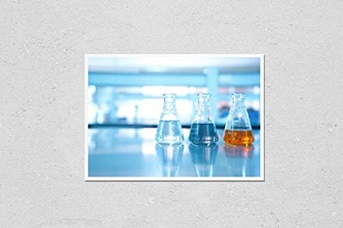 KwikMedya Fen Laboratuvarı Arka Planında Üç Şişe Su Siyah Turuncu Çözeltisinin Poster Reprodüksiyonu